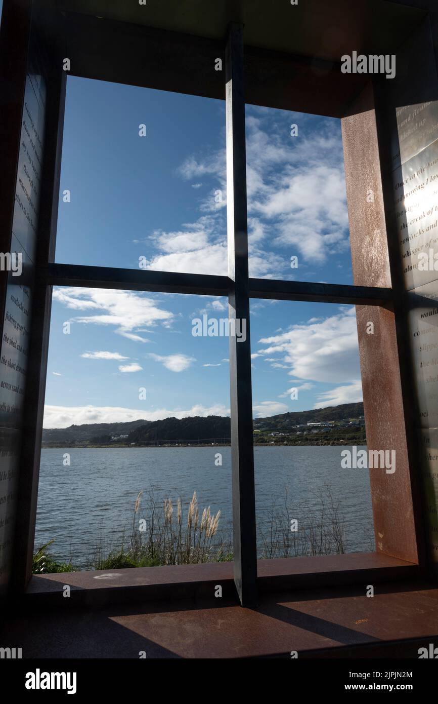 Nuvole sopra il porto incorniciato in una finestra, Porirua, Wellington, North Island, Nuova Zelanda Foto Stock