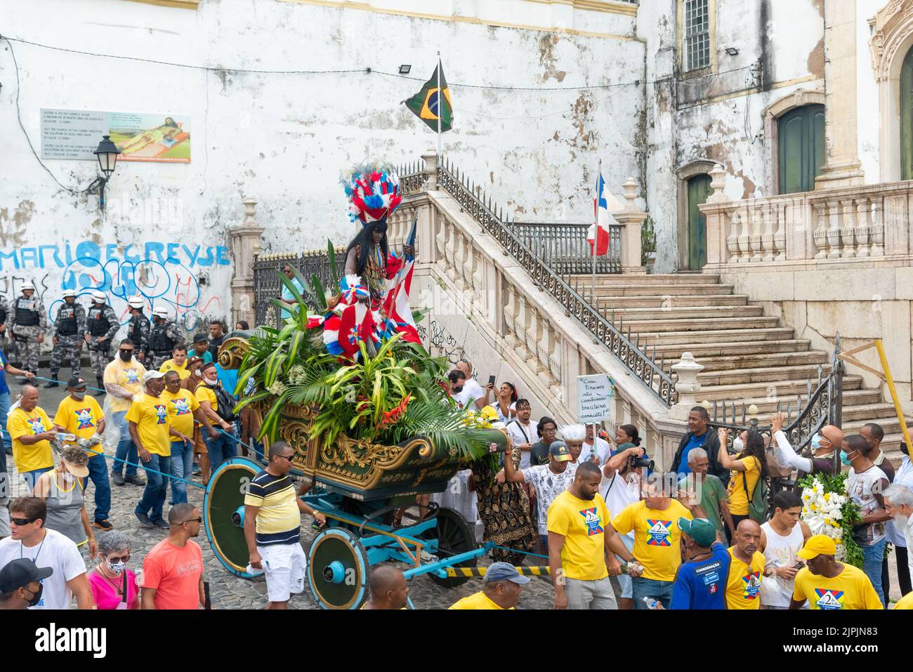 Salvador, Bahia, Brasile - 02 luglio 2022: Sfilata di gruppi di indigeni nella commemorazione civica dell'indipendenza di Bahia, a Pelourinho, Salvador, Foto Stock
