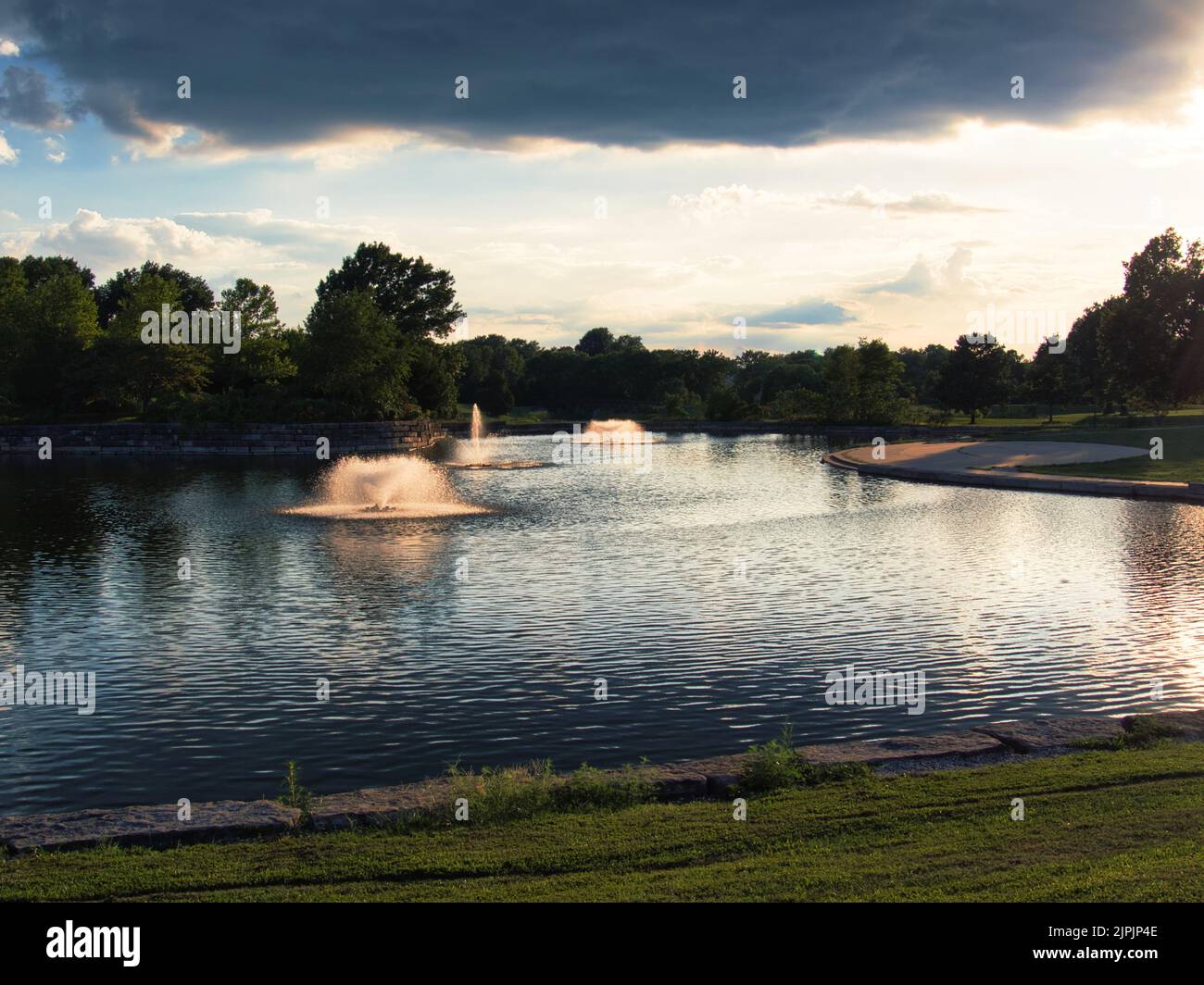 Olathe, Kansas - Agosto, 18 2022 - colori ricchi e scuri in acqua da queste fontane in un giorno coperto al Community Center Foto Stock