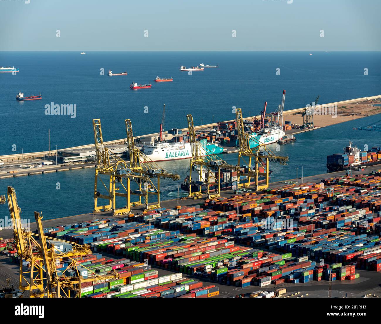 Barcellona Spagna Agosto 2022: Nave container caricata e scaricata al porto merci terminal, spedizioni internazionali e commercio globale a Cataloni Foto Stock