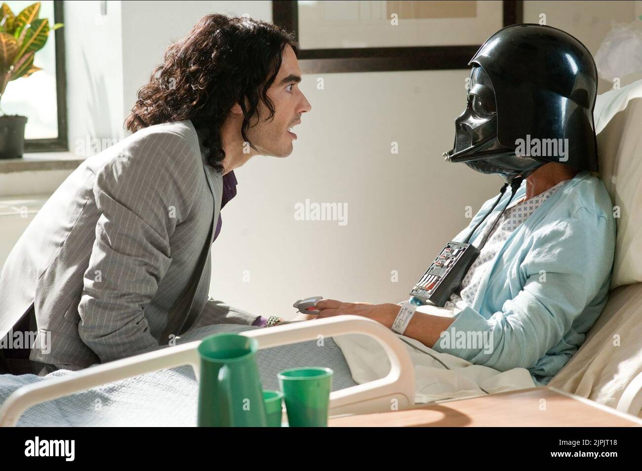RUSSELL BRAND, DARTH VADER MASK, ARTHUR, 2011 Foto Stock