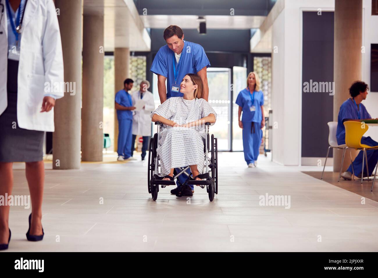 ospedale, paziente, sedia a rotelle, infermiere, clinica, ospedali, centri medici, pazienti, carrozzine, infermieri Foto Stock