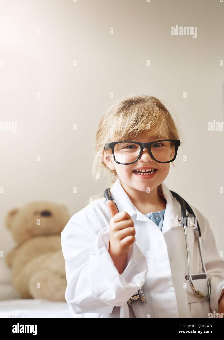 Il vostro aiuto medico copre la vostra prole. Ritratto di una adorabile bambina vestita da medico. Foto Stock
