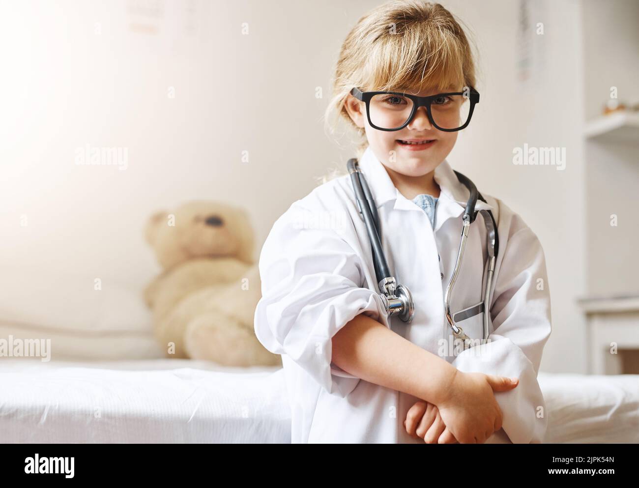 Un giorno Ill salva le vite appena come mommy fa. Ritratto di una adorabile bambina vestita da medico. Foto Stock
