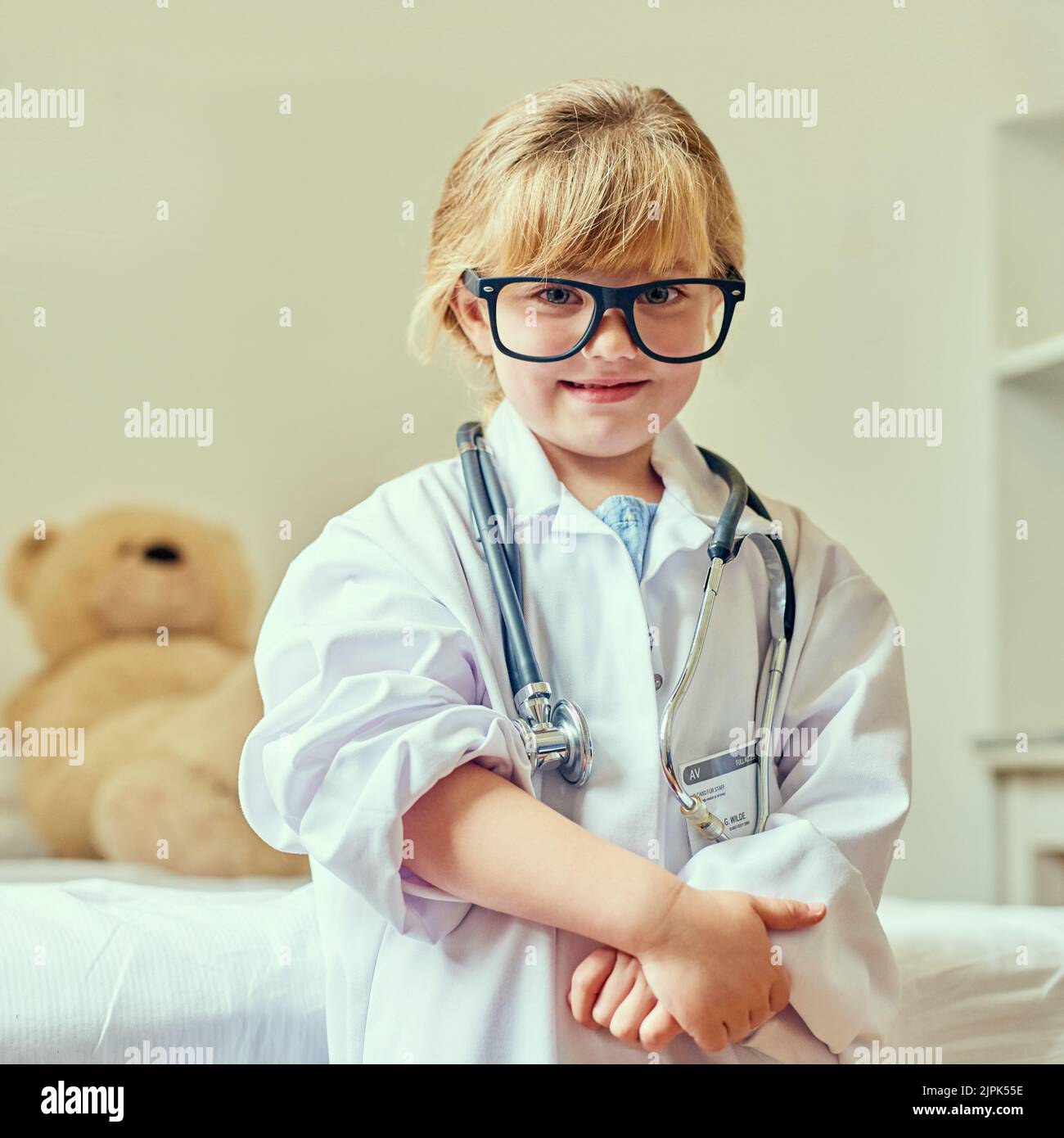Quando im grande voglio essere un medico. Ritratto di una adorabile bambina vestita da medico. Foto Stock