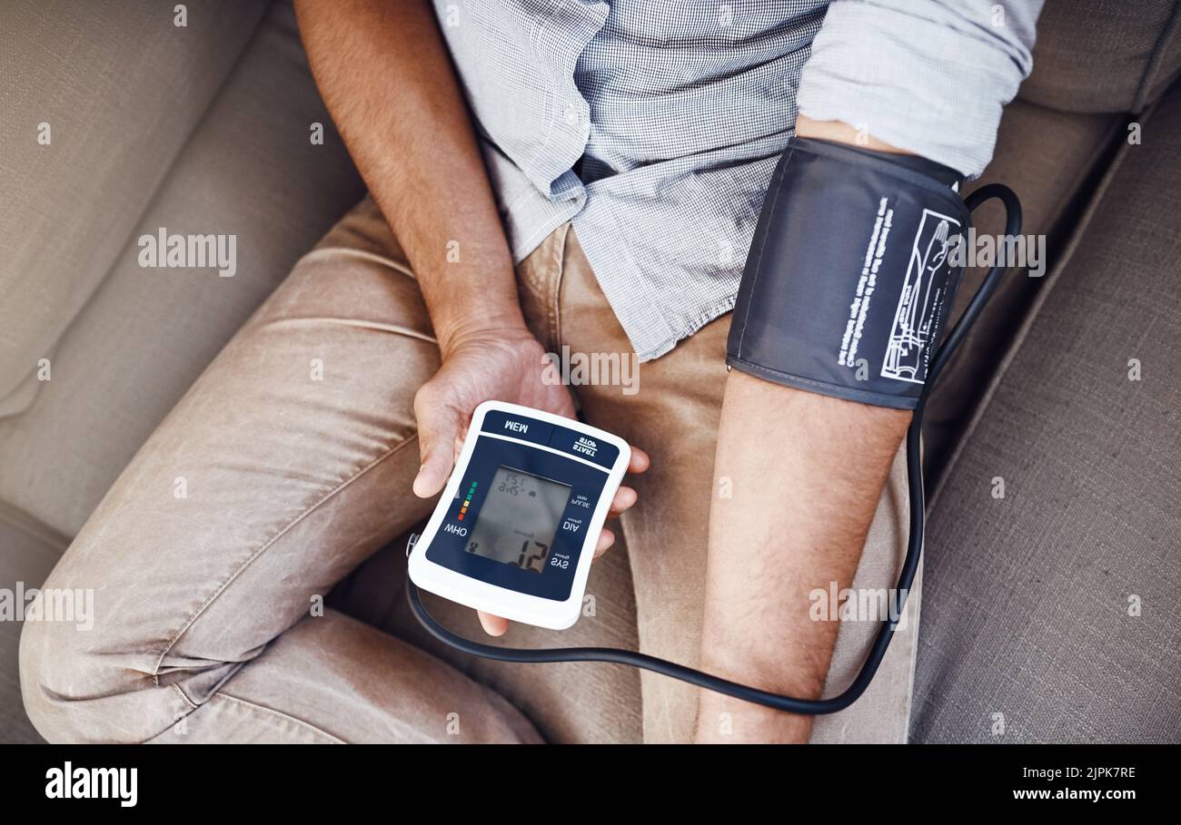 Prendere sempre l'iniziativa quando si tratta di salute. Primo piano di un uomo irriconoscibile che controlla i suoi livelli di pressione sanguigna con un sangue Foto Stock