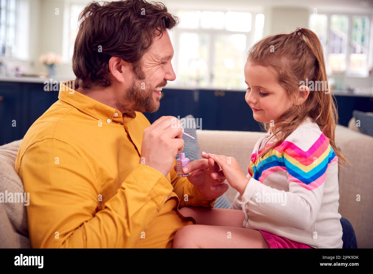 padre, figlia, smalto per unghie, pittura, papà, padri, figlie, lucidatori di unghie, disegno Foto Stock