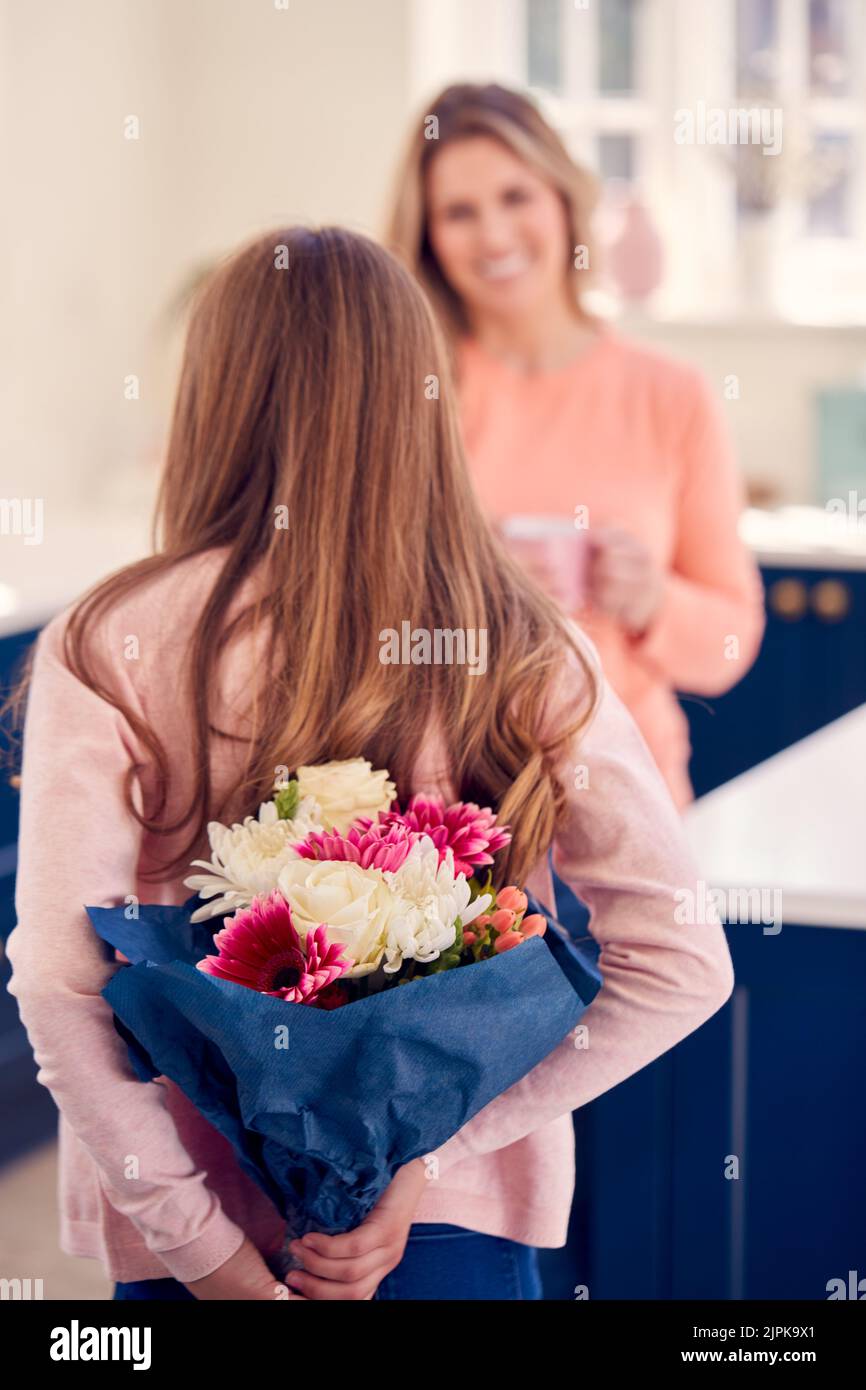 madre, nascondiglio, bouquet, giorno delle madri, figlia, mamma, madri, mamma, nascondi, mazzi, giorni delle madri, figlie Foto Stock