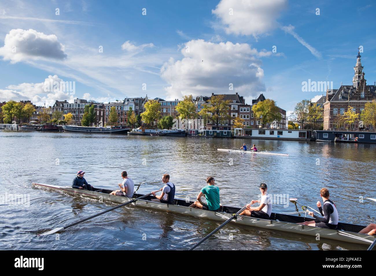 Crewing lungo il fiume Amstel all'inizio dell'autunno, Amsterdam, Paesi Bassi Foto Stock