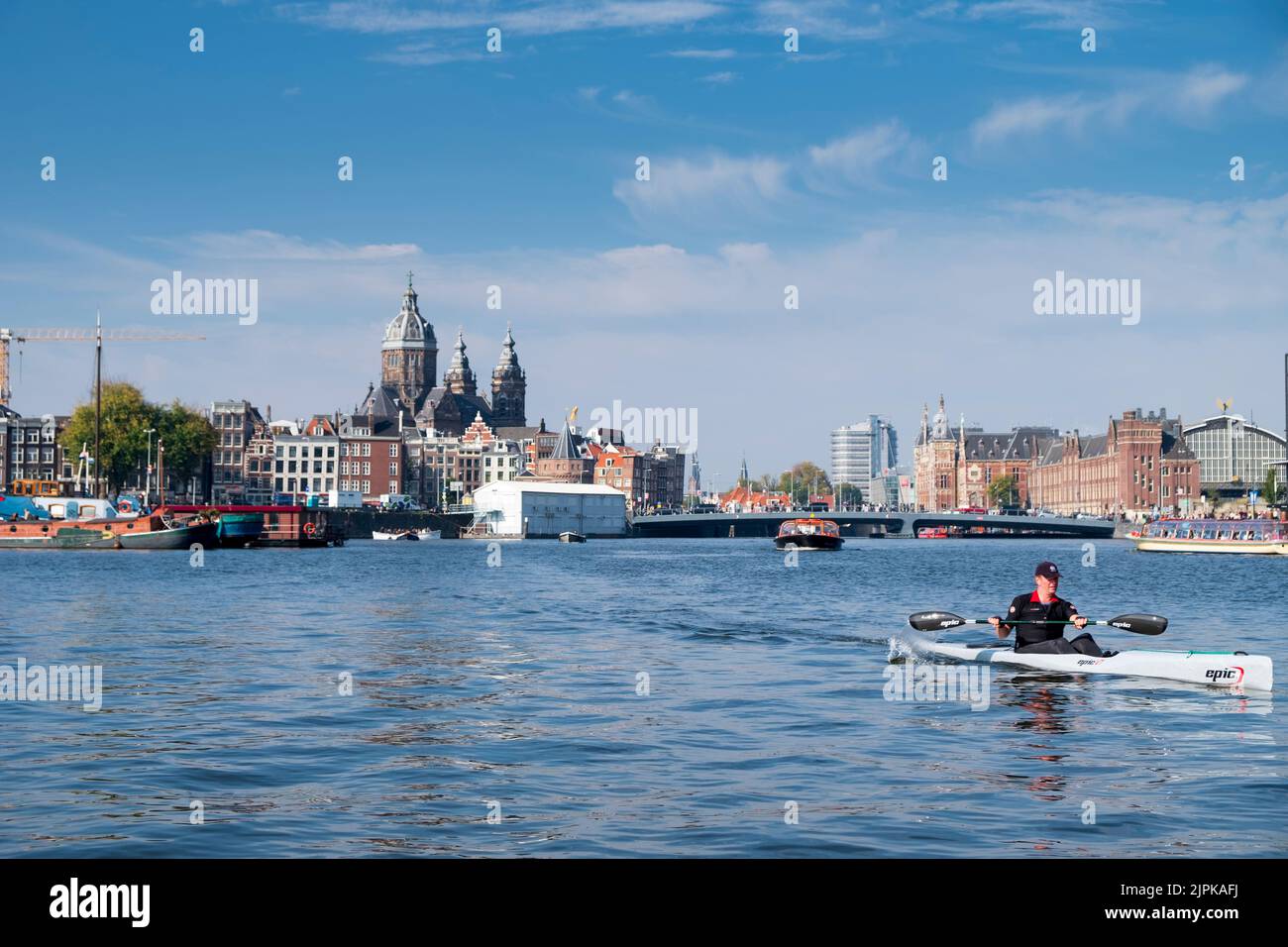Basilica di San Nicola e Kayak, Amsterdam, Olanda Foto Stock