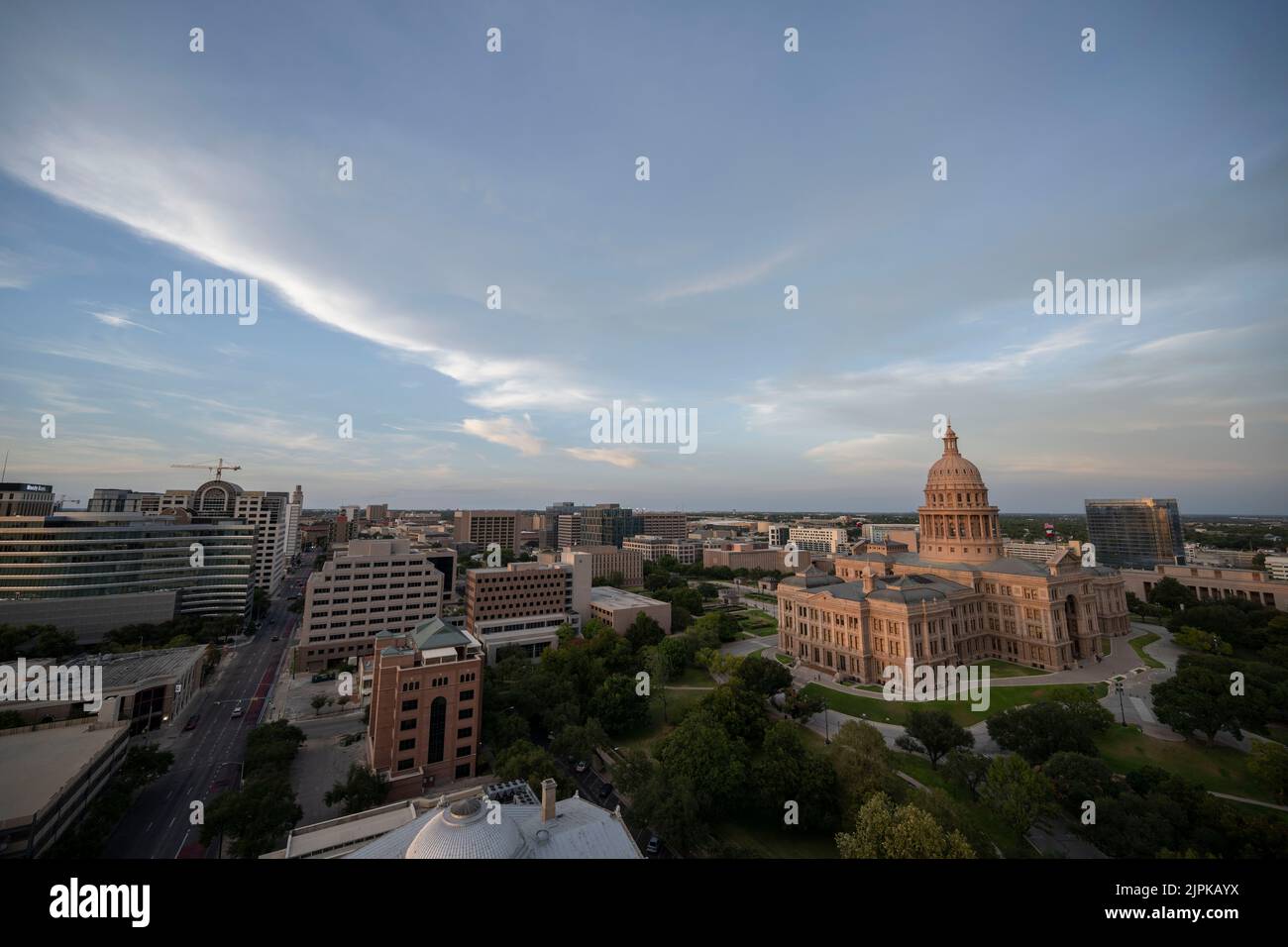 Austin Texas USA, agosto 7 2022: Vista panoramica del Campidoglio del Texas guardando a nord-est dall'angolo di 12th e Colorado nel centro di Austin. La struttura di 302 metri è stata progettata e costruita nel 1888 dall'architetto di Detroit Elia E. Myers. ©Bob Daemmrich Foto Stock