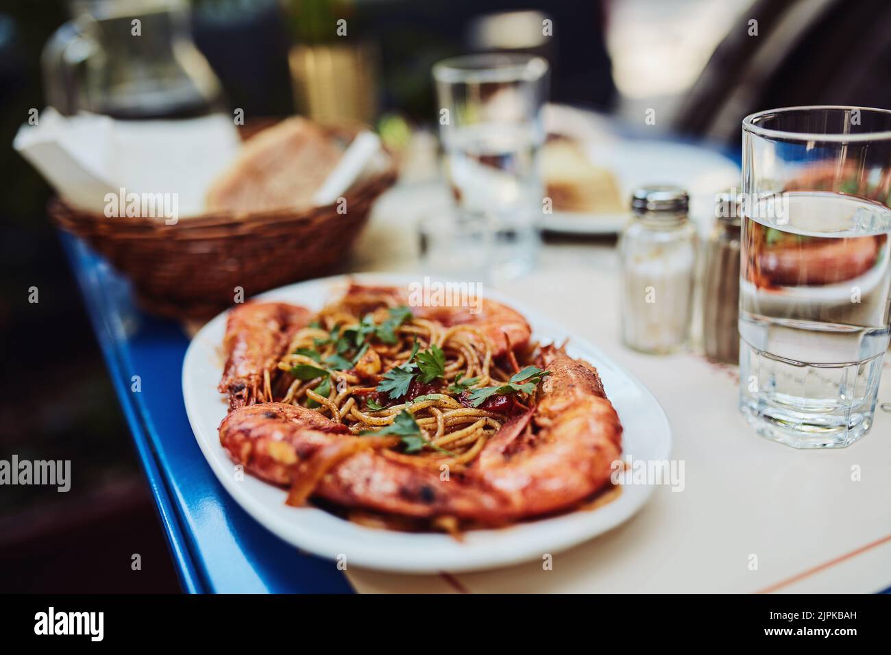 Non c'è amore più sincero dell'amore per il cibo: Un delizioso piatto di gamberi viene servito in un ristorante. Foto Stock