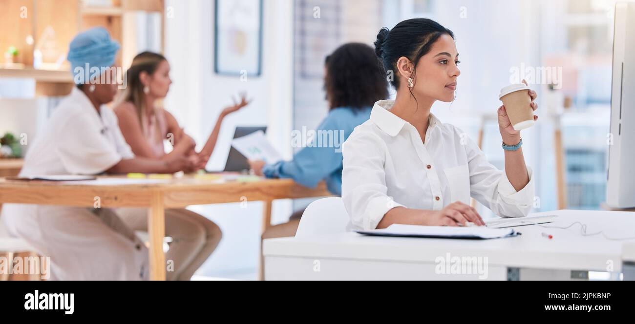 Agenzia di marketing informale, creativa e digitale, donna d'affari che lavora in un ufficio moderno, con i colleghi. Donna manager professionale di pubblicità Foto Stock