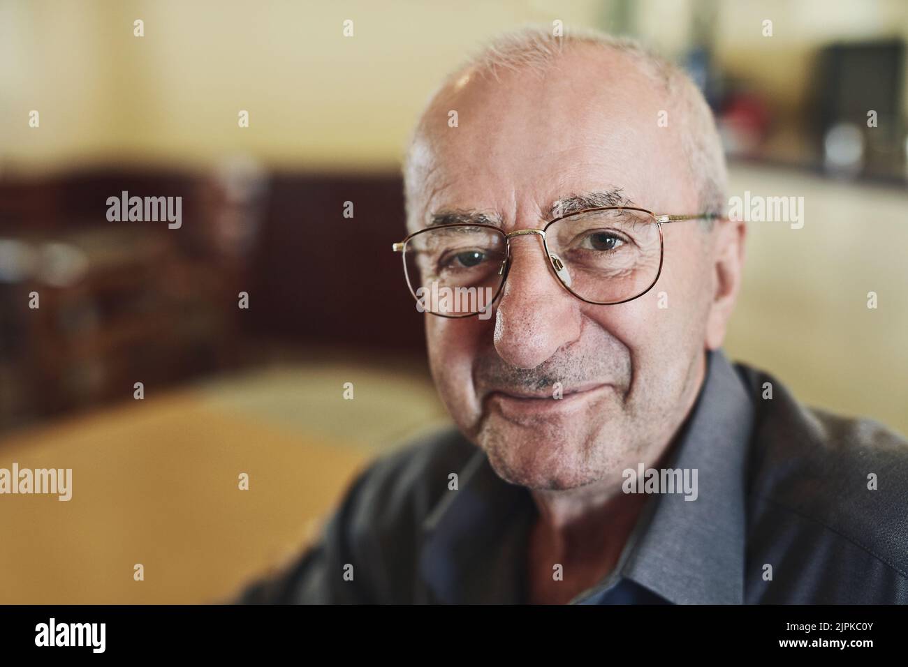 Niente di meglio che rilassarsi nei vostri vecchi giorni. Un uomo anziano in una casa di vecchiaia. Foto Stock