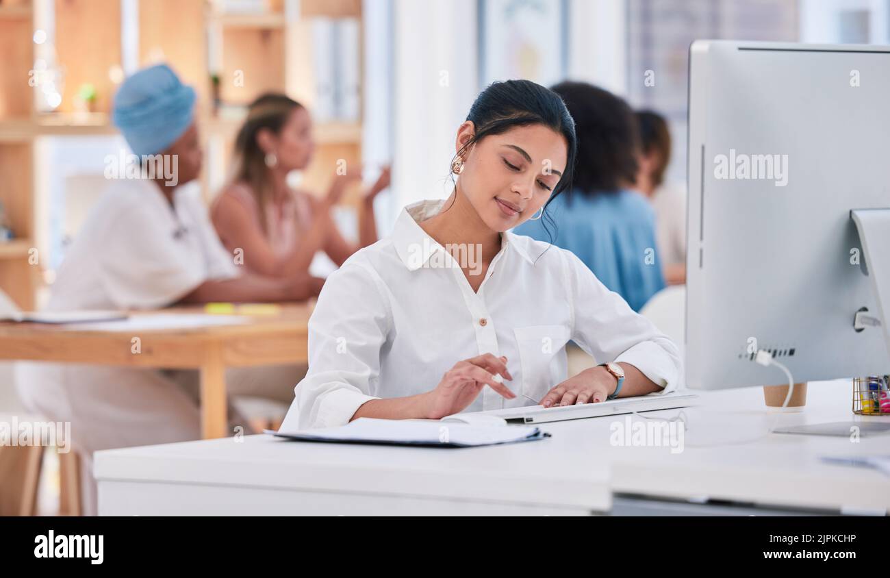 Marketing digitale, sito web e social media donna occupato sul computer desktop di lavoro, la digitazione o la ricerca di una buona strategia seo o la pianificazione online Foto Stock