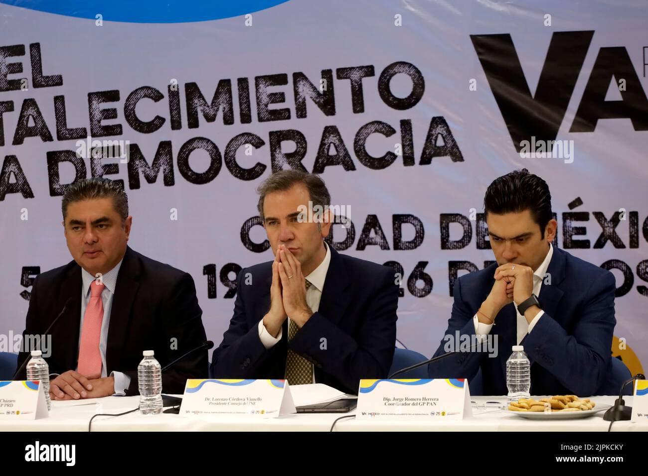 Città del Messico, Città del Messico, Messico. 18th ago, 2022. 18 agosto 2022, Città del Messico, Messico: Il presidente dell'Istituto Nazionale elettorale, Lorenzo CÃ³rdova Vianello, partecipa al forum ''Go for Mexico - for the Conforting of Democratic democratico'' con i coordinatori della Camera dei deputati del Partito della Rivoluzione Democratica, Luis Espinosa; Di azione Nazionale, Jorge Romero e il presidente del Partito della Rivoluzione Democratica, Gesù Zambrano nella Camera dei deputati a Città del Messico. Il 18 agosto 2022 a Città del Messico, Messico. (Credit Image: © Luis Barron/eyepix via ZUMA Pres Foto Stock