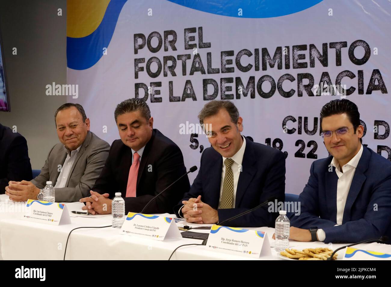 Città del Messico, Città del Messico, Messico. 18th ago, 2022. 18 agosto 2022, Città del Messico, Messico: Il presidente dell'Istituto Nazionale elettorale, Lorenzo CÃ³rdova Vianello, partecipa al forum ''Go for Mexico - for the Conforting of Democratic democratico'' con i coordinatori della Camera dei deputati del Partito della Rivoluzione Democratica, Luis Espinosa; Di azione Nazionale, Jorge Romero e il presidente del Partito della Rivoluzione Democratica, Gesù Zambrano nella Camera dei deputati a Città del Messico. Il 18 agosto 2022 a Città del Messico, Messico. (Credit Image: © Luis Barron/eyepix via ZUMA Pres Foto Stock