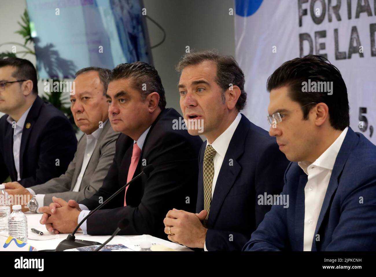 Città del Messico, Città del Messico, Messico. 18th ago, 2022. 18 agosto 2022, Città del Messico, Messico: Il presidente dell'Istituto Nazionale elettorale, Lorenzo CÃ³rdova Vianello, partecipa al forum ''Go for Mexico - for the Conforting of Democratic democratico'' con i coordinatori della Camera dei deputati del Partito della Rivoluzione Democratica, Luis Espinosa; Di azione Nazionale, Jorge Romero e il presidente del Partito della Rivoluzione Democratica, Gesù Zambrano nella Camera dei deputati a Città del Messico. Il 18 agosto 2022 a Città del Messico, Messico. (Credit Image: © Luis Barron/eyepix via ZUMA Pres Foto Stock