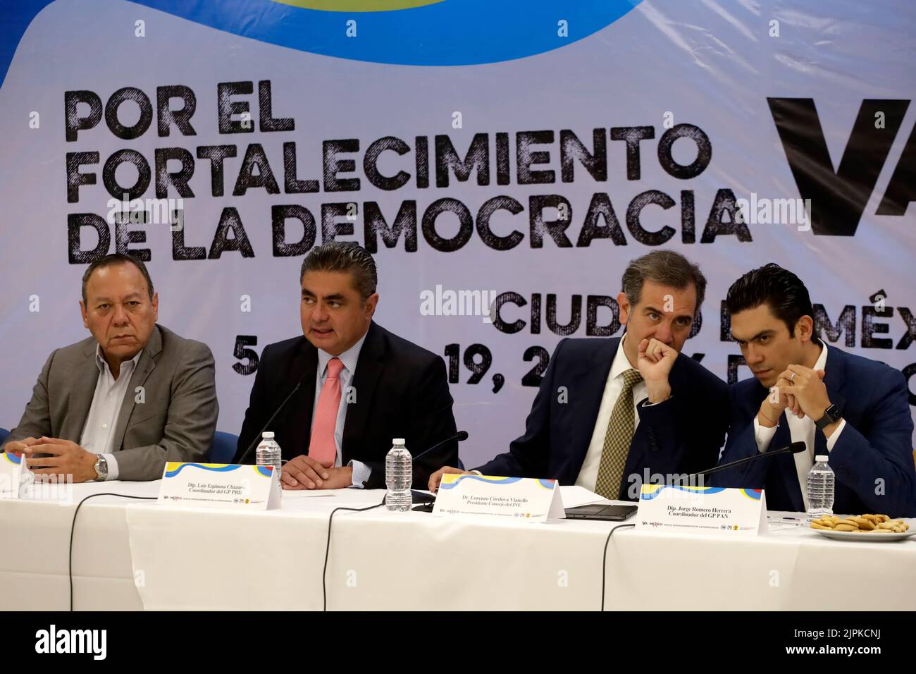 Città del Messico, Città del Messico, Messico. 18th ago, 2022. 18 agosto 2022, Città del Messico, Messico: Il presidente dell'Istituto Nazionale elettorale, Lorenzo CÃ³rdova Vianello, partecipa al forum ''Go for Mexico - for the Conforting of Democratic democratico'' con i coordinatori della Camera dei deputati del Partito della Rivoluzione Democratica, Luis Espinosa; Di azione Nazionale, Jorge Romero e il presidente del Partito della Rivoluzione Democratica, Gesù Zambrano nella Camera dei deputati a Città del Messico. Il 18 agosto 2022 a Città del Messico, Messico. (Credit Image: © Luis Barron/eyepix via ZUMA Pres Foto Stock
