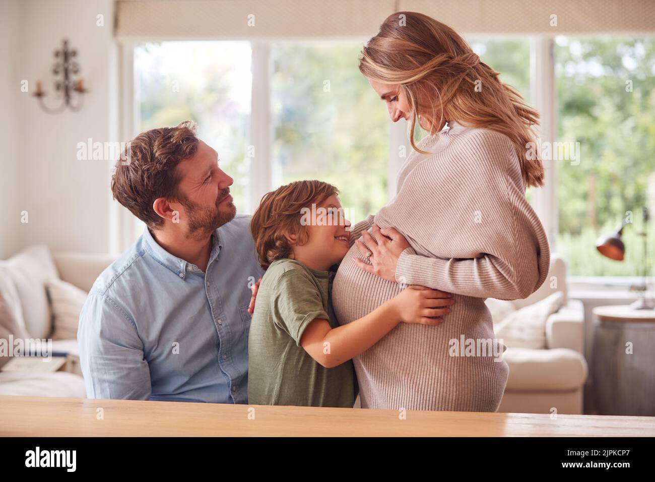 padre, madre, abbracciare, gioia, incinta, famiglia, figlio, papà, padri, mamma, madri, mamma, coccole, abbraccio, abbraccio, felicità, gioie, gravidanze, famiglie, Foto Stock