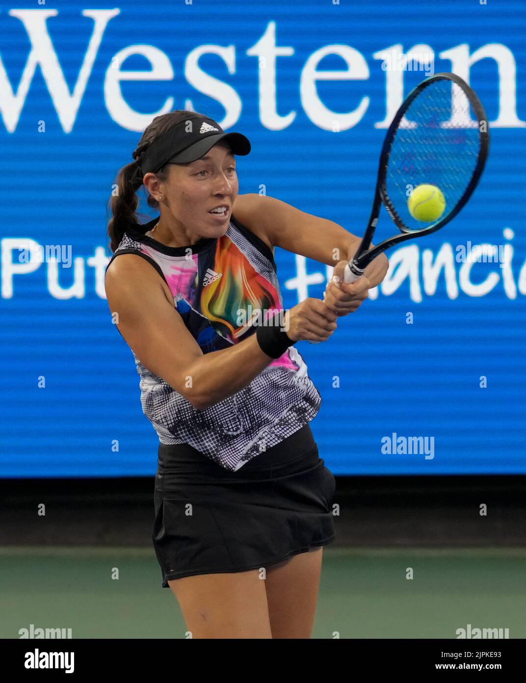 18 agosto 2022: Jessica Pegula (USA) ha sconfitto Emma Raducanu (GBR) 7-5, 6-4, al Western & Southern Open in corso di partita al Lindner Family Tennis Center di Cincinnati, Ohio/USA © Leslie Billman/Tennisclix/CSM Foto Stock
