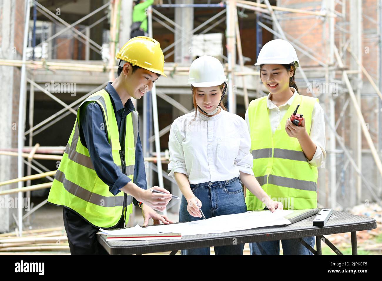 Un team di ingegneri civili sta lavorando e ispezionando l'edificio insieme nel cantiere. Foto Stock