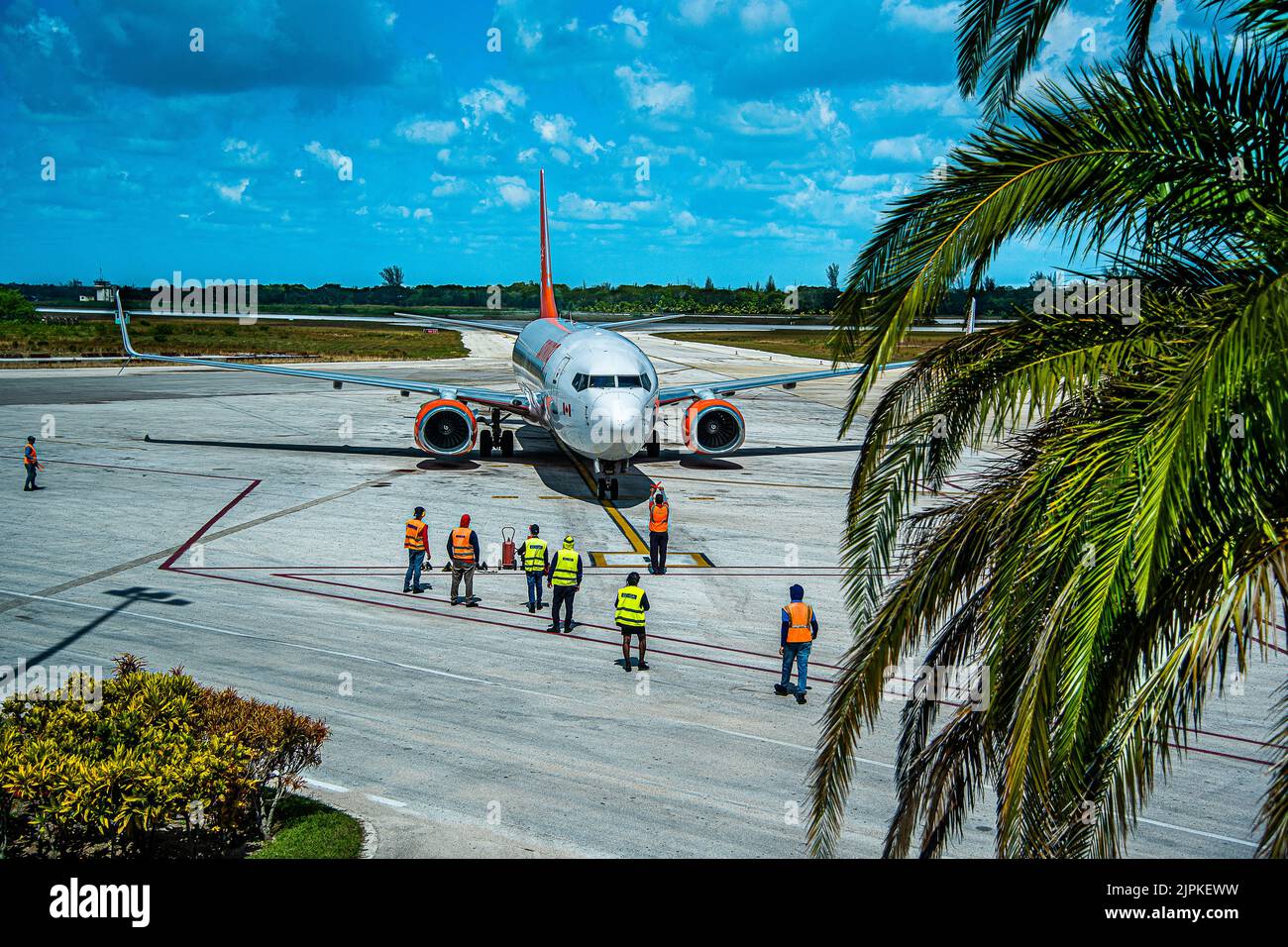 Aereo Air Sunwing dopo l'atterraggio all'aeroporto di Holguin a Cuba, andando al gate degli arrivi. Portate il prossimo cambio di turisti alle localita' intorno a Holguin Foto Stock