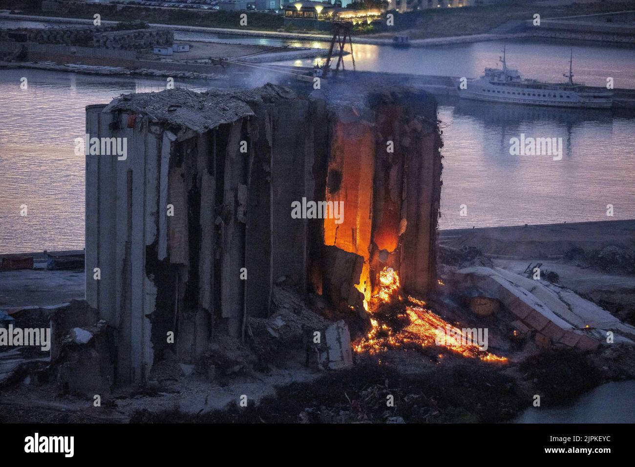 Una grande esplosione di fuoco continua nei silos di grano che sono stati gravemente danneggiati nell'esplosione del 2020 agosto al porto di Beirut, Libano, come visto il 18 agosto 2022. L'incendio è stato acceso per diverse settimane e ha distrutto parti dei silos, che le famiglie delle vittime vorrebbero mantenere e mantenere come un memoriale per l'esplosione del 4 agosto 2020. Foto di Ammar Abd Rabbo/ABACAPRESS.COM Foto Stock