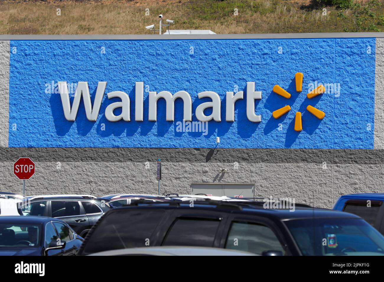 Bloomsburg, Stati Uniti. 18th ago, 2022. Il logo Walmart è esposto all'esterno del loro negozio vicino a Bloomsburg. Credit: SOPA Images Limited/Alamy Live News Foto Stock