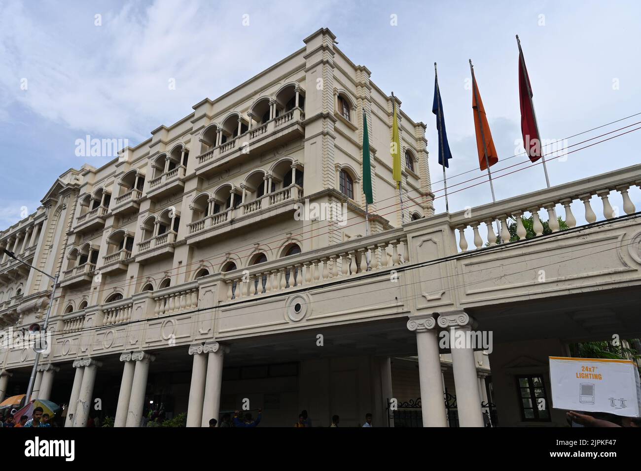 Kolkata, Bengala Occidentale, India - 21st Luglio 2022 : iconico Grand Hotel a Esplanade, nella zona di Dharmatala con bandiere ondulate e sfondo cielo blu. Foto Stock