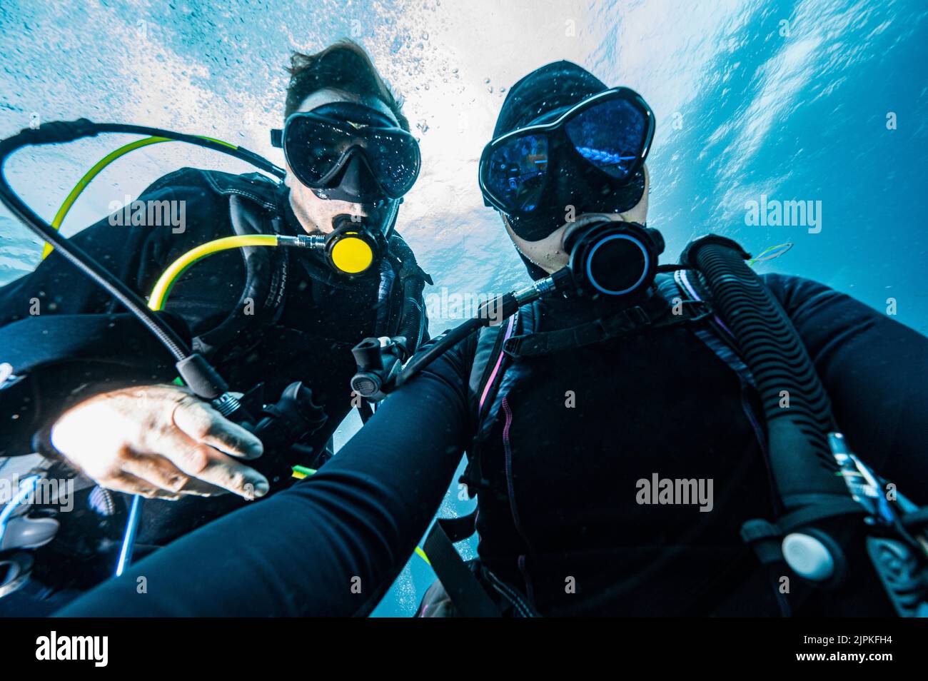subacquei che condividono l'aria a sicurezza stop Foto Stock