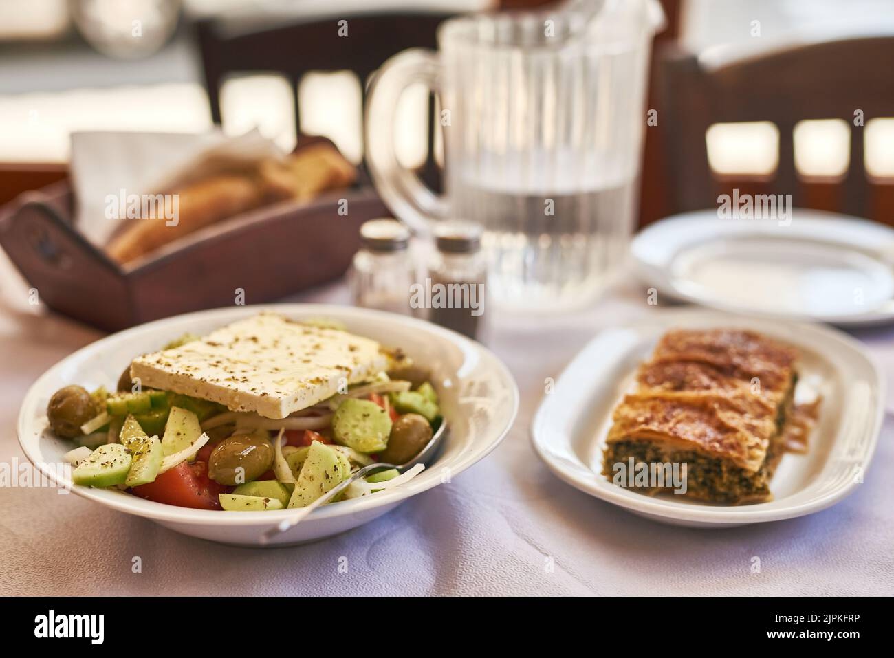 Anche la salute può sembrare ed essere deliziosa. Un'insalata deliziosa su un piatto senza persone. Foto Stock