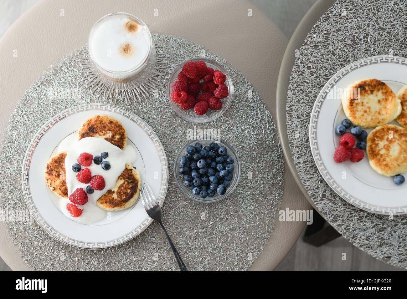 Vista dall'alto di pancake al formaggio casolare con mirtilli e lamponi. Foto Stock