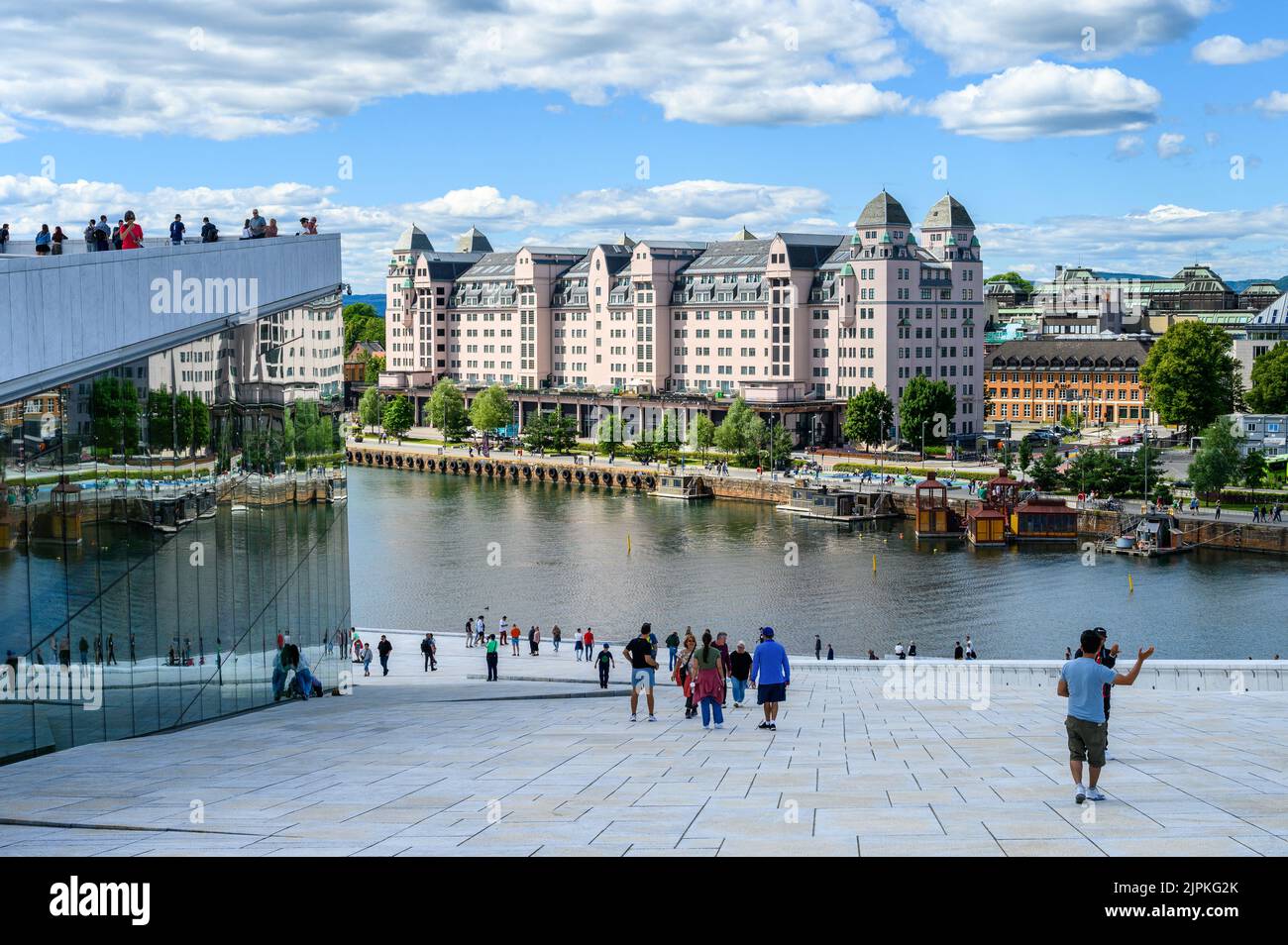 OSLO, NORVEGIA – 10 LUGLIO 2022: Lungomare di Oslo, Teatro dell'Opera Nazionale Foto Stock