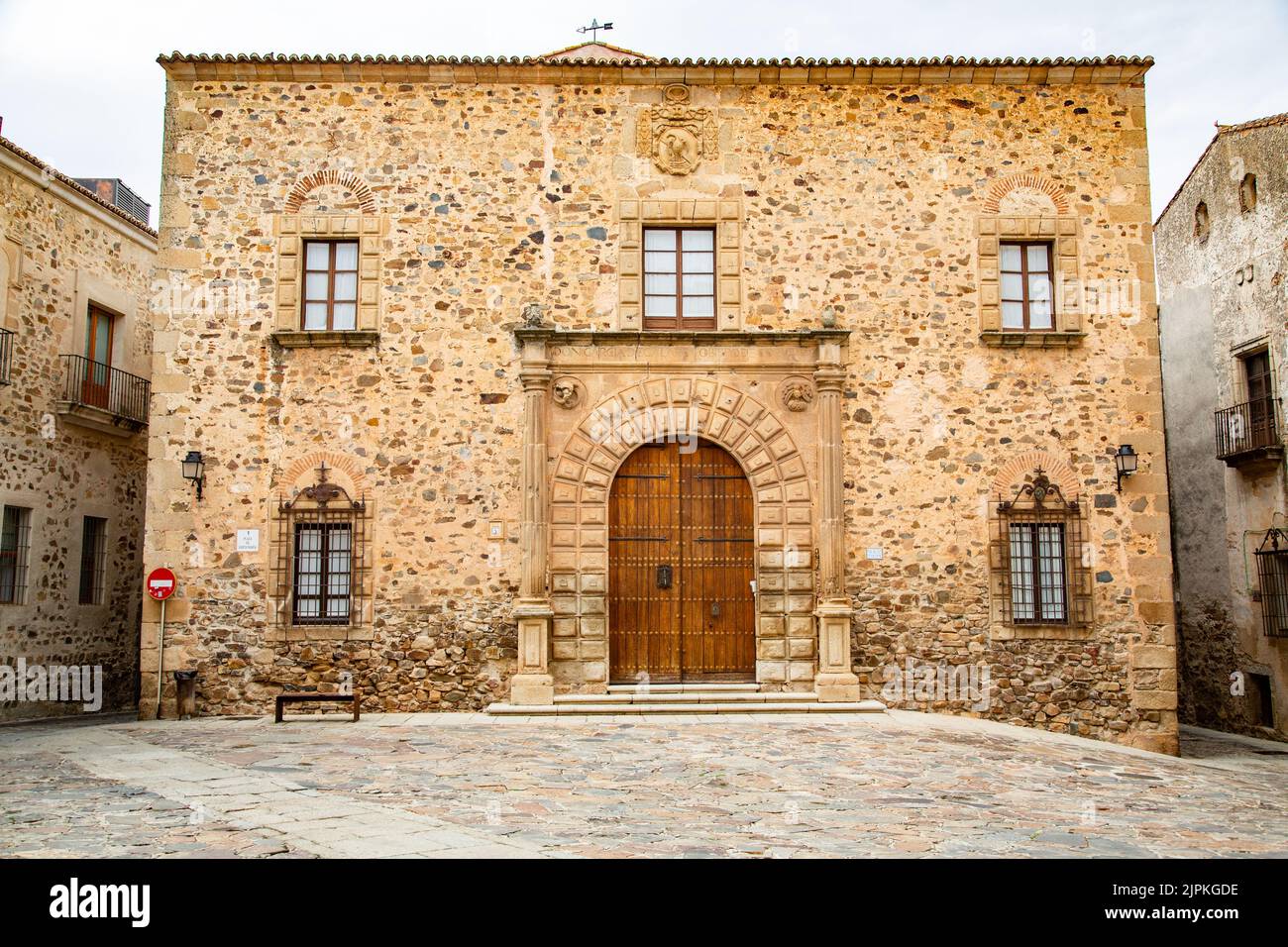 Strade con storici edifici in pietra beige Foto Stock