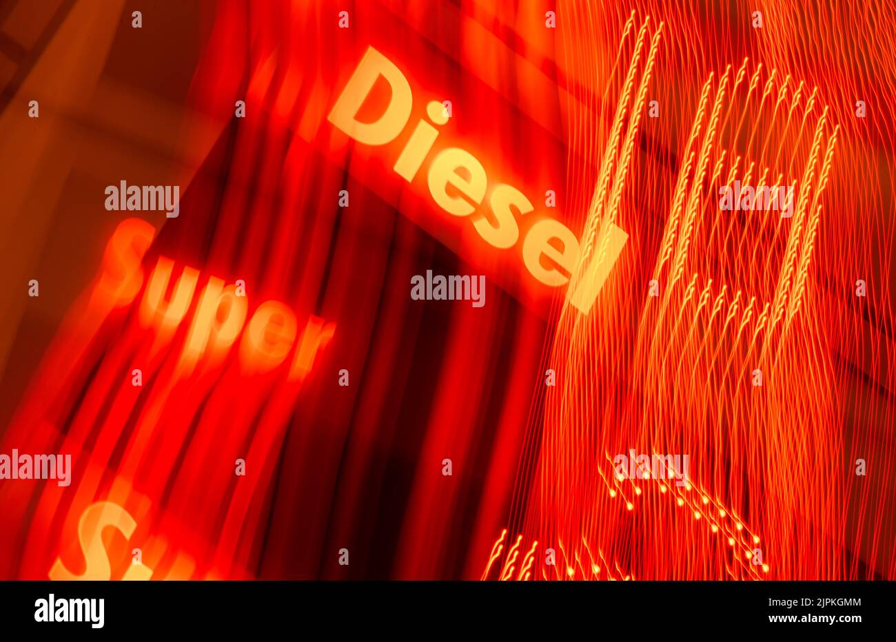Monaco, Germania. 19th ago, 2022. I prezzi della benzina e del diesel possono essere visualizzati sul display dei prezzi di una stazione di servizio. I conducenti della Germania meridionale, in particolare, avvertono gli effetti dei bassi livelli d'acqua nei loro portafogli durante il riempimento. A seguito dell'aumento dei costi di trasporto causato dal basso livello dell'acqua, all'inizio di agosto essi hanno dovuto pagare per la benzina e il gasolio un prezzo nettamente superiore a quello del conducente medio in Germania. Immagine con effetto zoom. Credit: Peter Kneffel/dpa/Alamy Live News Foto Stock