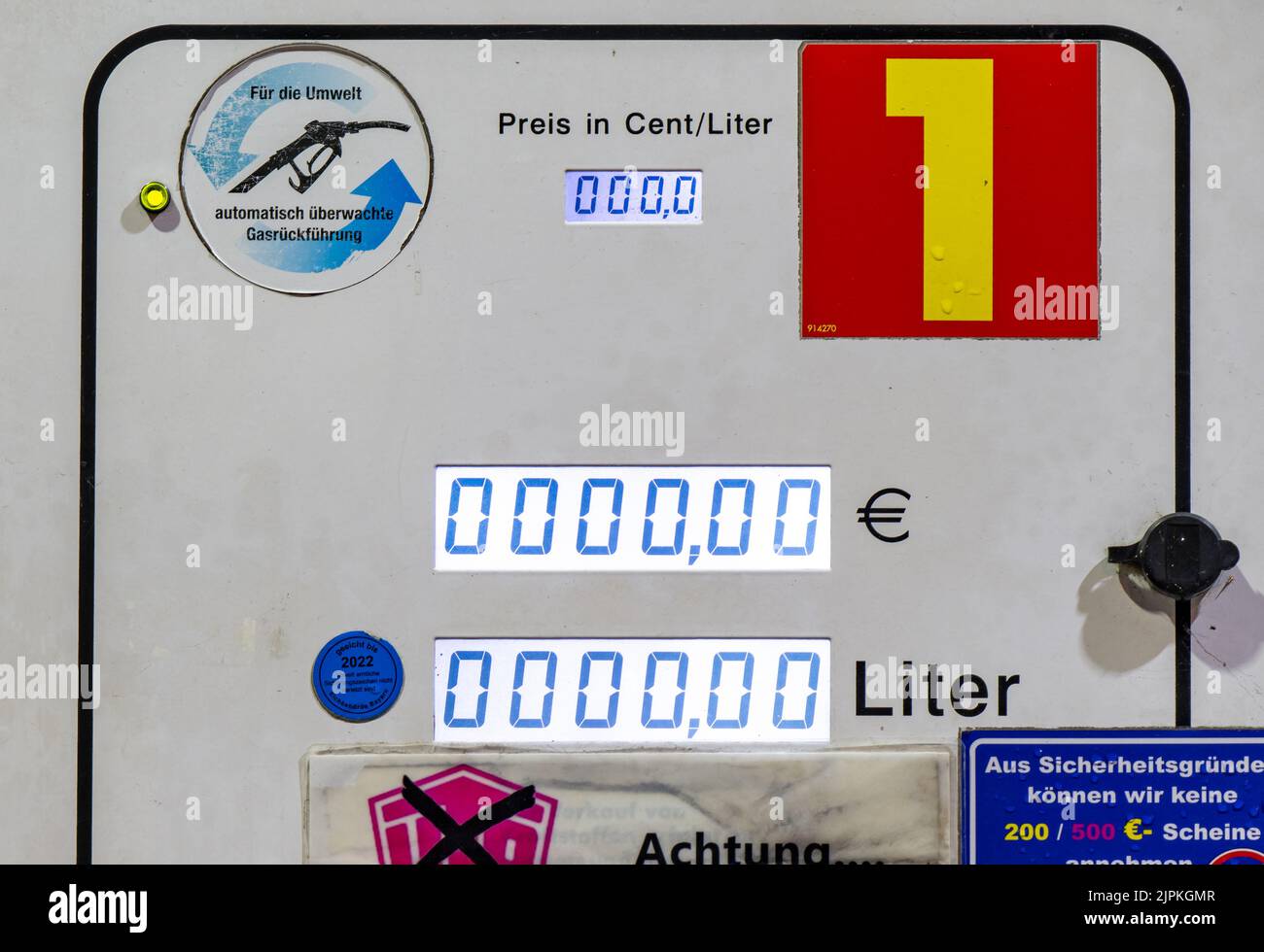 Monaco, Germania. 19th ago, 2022. L'indicazione del prezzo può essere visualizzata su una pompa di benzina in una stazione di servizio. I conducenti della Germania meridionale, in particolare, avvertono gli effetti dei bassi livelli d'acqua nei loro portafogli durante il riempimento. A seguito dell'aumento dei costi di trasporto causato dal basso livello dell'acqua, all'inizio di agosto essi hanno dovuto pagare per la benzina e il gasolio un prezzo nettamente superiore a quello del conducente medio in Germania. Credit: Peter Kneffel/dpa/Alamy Live News Foto Stock