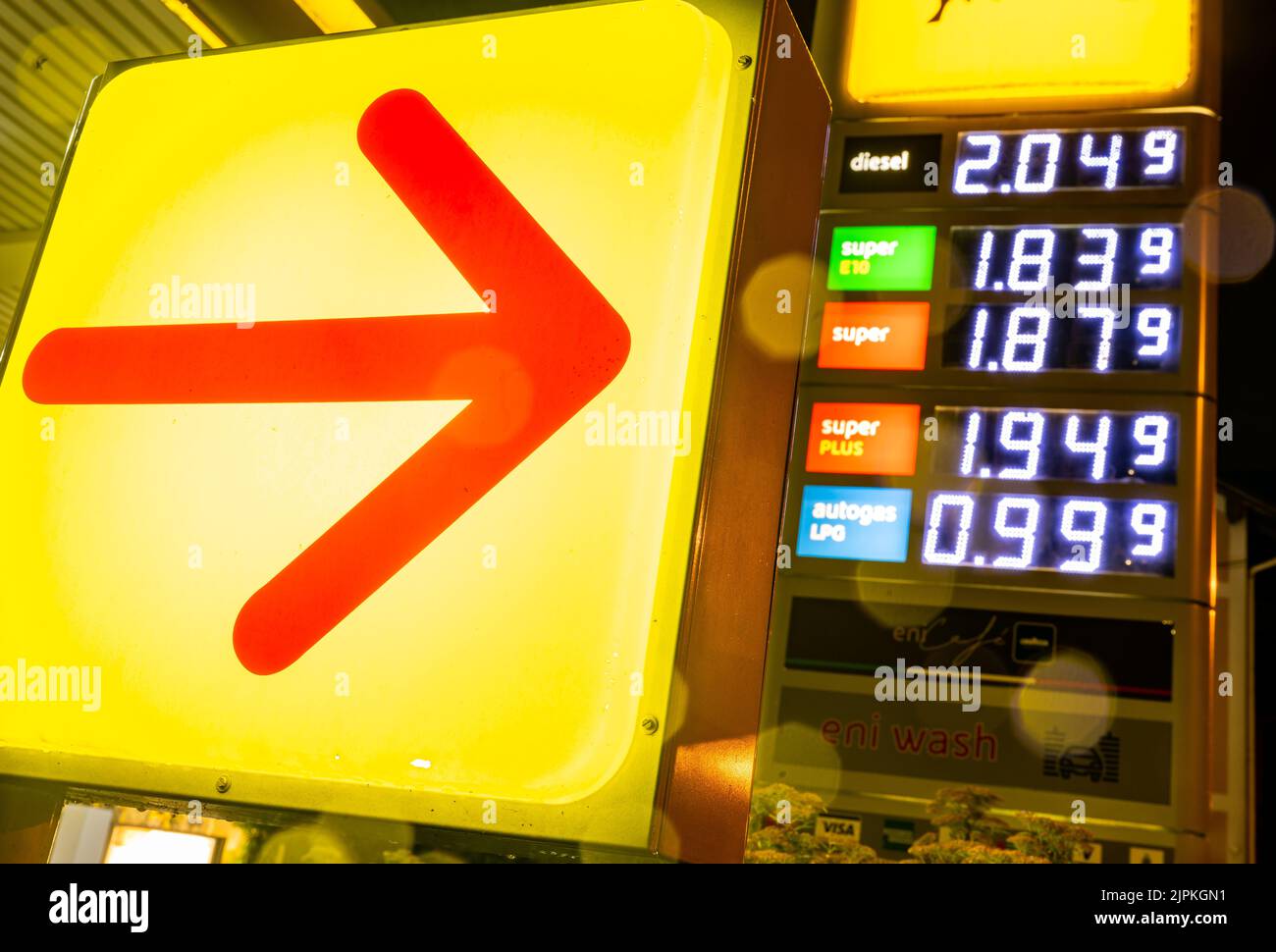 Monaco, Germania. 19th ago, 2022. I prezzi della benzina e del diesel possono essere visualizzati sul display dei prezzi di una stazione di servizio. I conducenti della Germania meridionale, in particolare, avvertono gli effetti dei bassi livelli d'acqua nei loro portafogli durante il riempimento. A seguito dell'aumento dei costi di trasporto causato dal basso livello dell'acqua, all'inizio di agosto essi hanno dovuto pagare per la benzina e il gasolio un prezzo nettamente superiore a quello del conducente medio in Germania. Credit: Peter Kneffel/dpa/Alamy Live News Foto Stock
