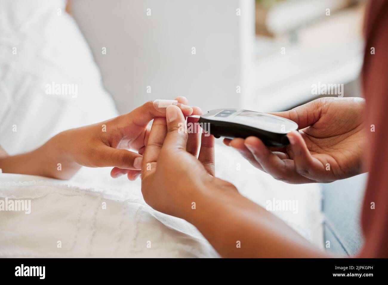 Diabete, assistenza sanitaria e un medico che controlla i livelli di zucchero di un bambino con un glucometro in un ospedale. Infermiere con un glucometro digitale, facendo un medico Foto Stock