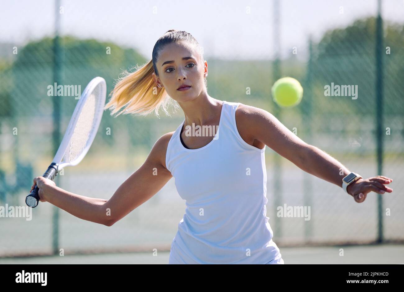 giocare una partita competitiva seria in un campo sportivo. Atleta femminile che pratica il suo scopo durante una partita. Donna che gode di un hobby all'aperto lei è Foto Stock
