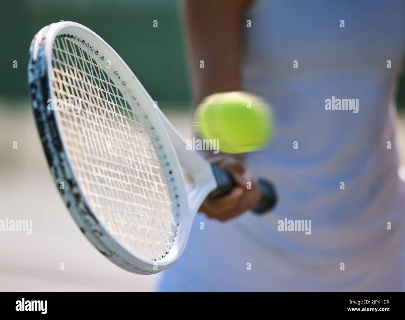 Closeup tennis palla, racket e sport per la forma, attivo e sano giocatore colpire, allenamento e esercizio per la pratica. Riscaldamento professionale del lettore Foto Stock