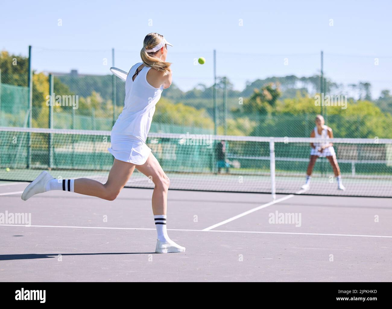 Fitness, equilibrio e sport con le donne tenniste praticano una partita competitiva in un campo sportivo. Allenamento professionale di un atleta durante una partita o. Foto Stock