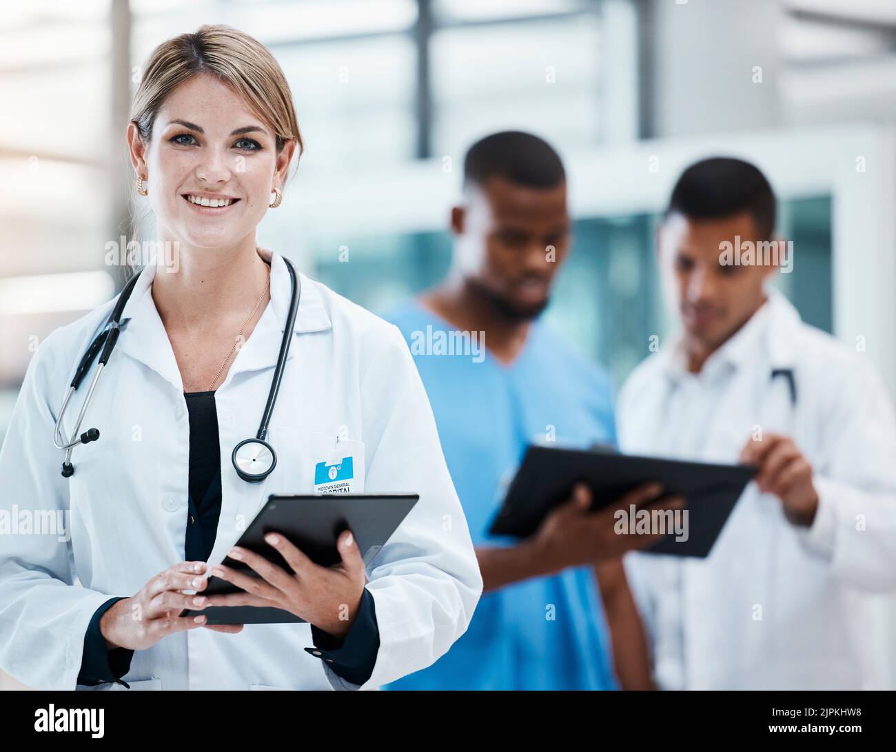 Scienza, innovazione e assistenza sanitaria con medici leader che lavorano sul tablet digitale, progettando insieme. Diversi professionisti del settore sanitario che discutono Foto Stock