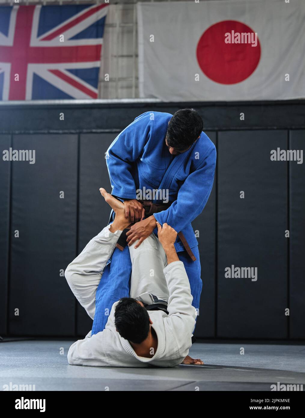 Arti marziali, combattenti di karate o judo e atleti che combattono in una competizione, una partita o un torneo. Giappone vs Regno Unito, autodifesa e protezione Foto Stock