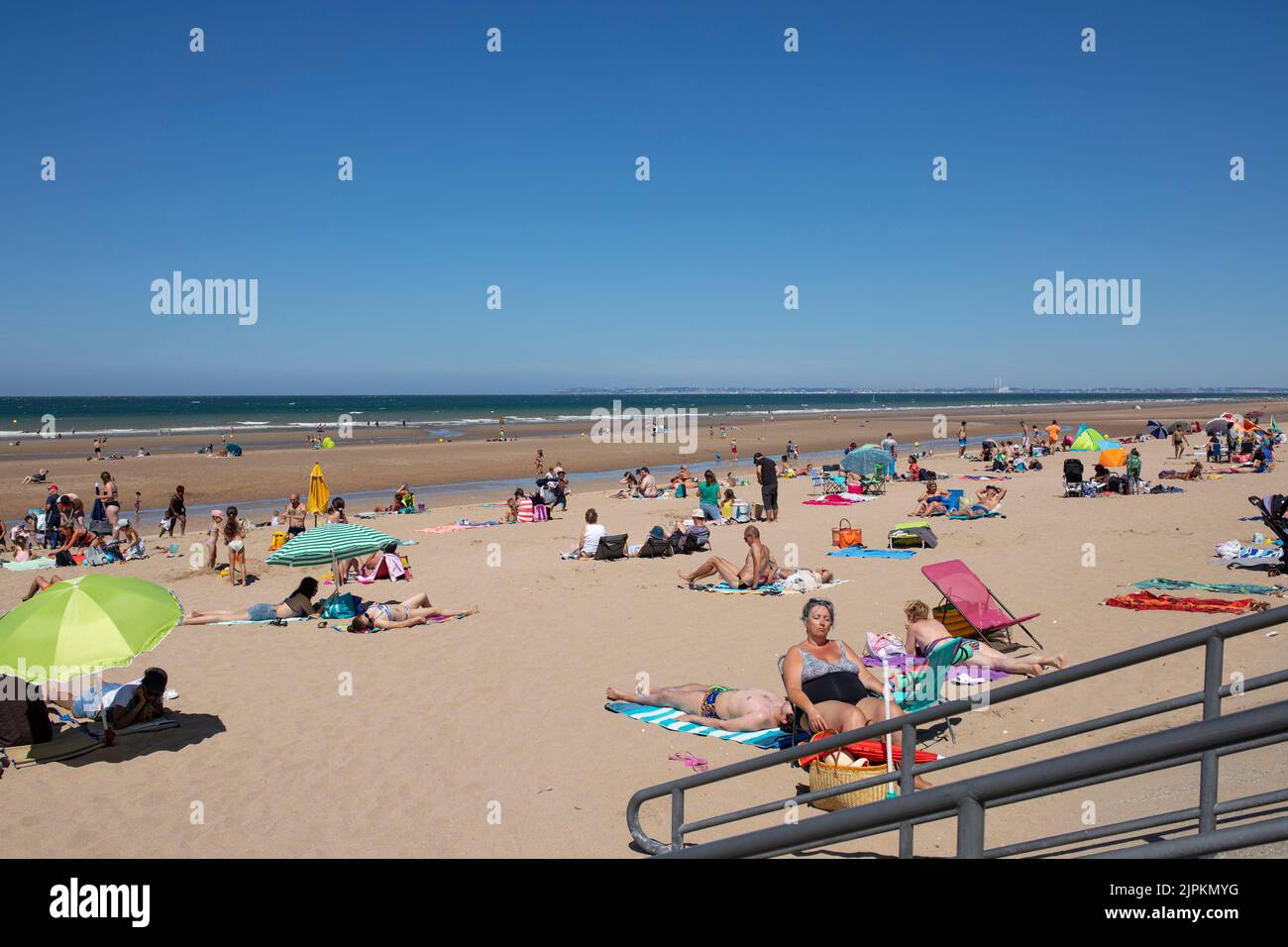 Sole persone abbronzanti sulla spiaggia di Benerville-sur-Mer, Normandia, Francia Foto Stock