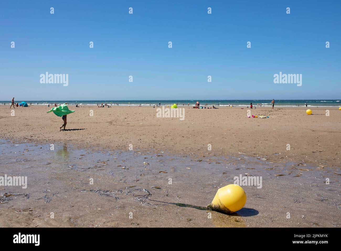 Sole persone abbronzanti sulla spiaggia di Benerville-sur-Mer, Normandia, Francia Foto Stock