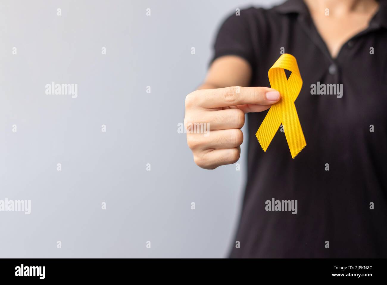 Giorno di prevenzione del suicidio, infanzia, sarcoma, ossa e vescica cancro mese di consapevolezza, nastro giallo per sostenere la vita delle persone e la malattia. Bambini lui Foto Stock