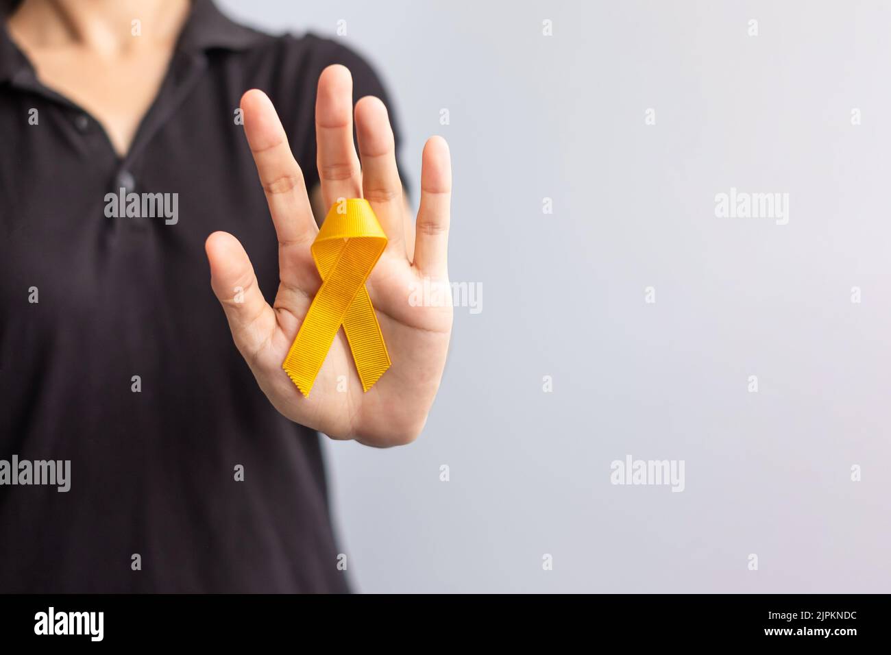 Giorno di prevenzione del suicidio, infanzia, sarcoma, ossa e vescica cancro mese di consapevolezza, nastro giallo per sostenere la vita delle persone e la malattia. Bambini lui Foto Stock