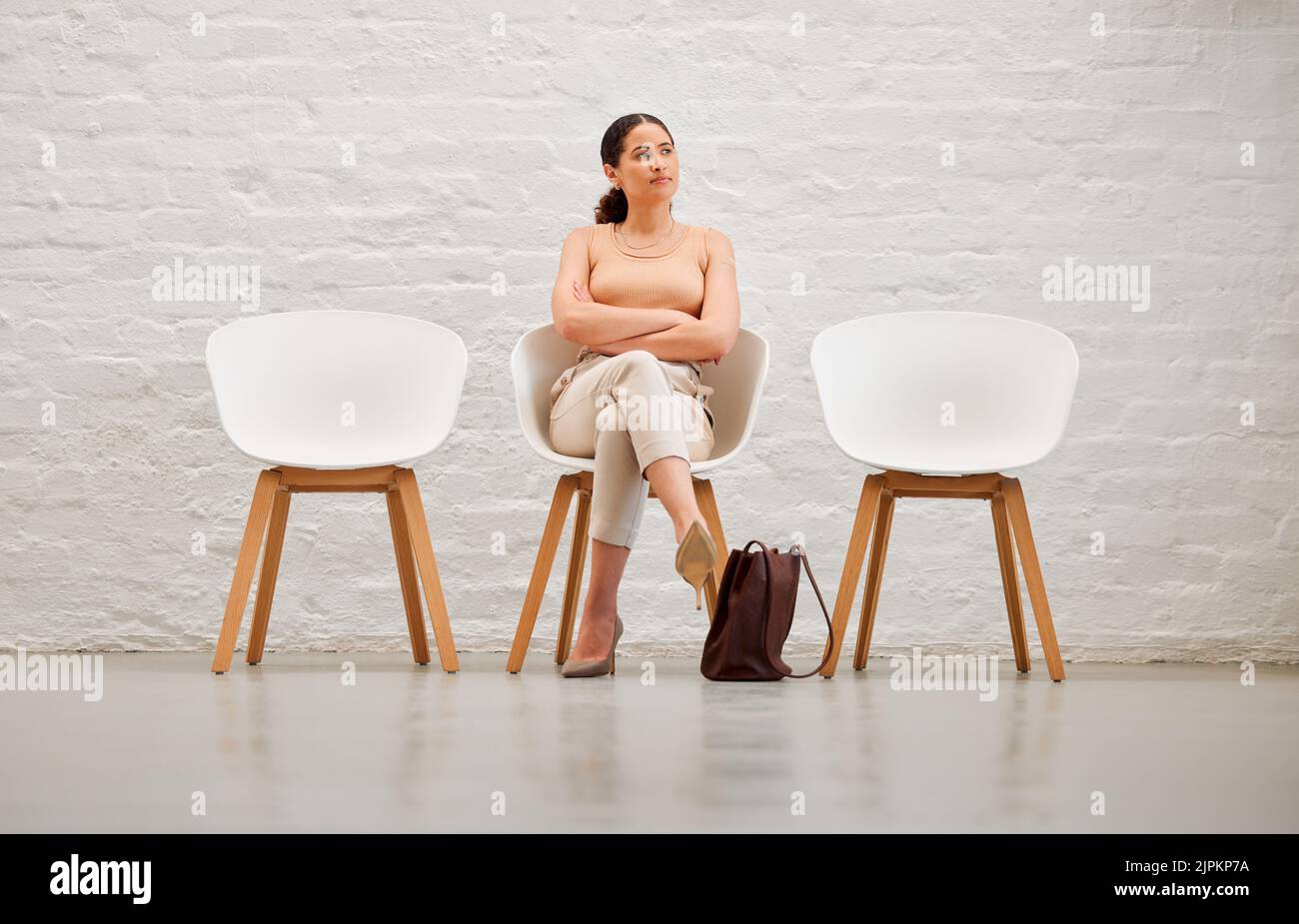 Assunzione, assunzione e colloquio di lavoro donna in attesa di un impiego, pensando alla carriera futura o idea per lo sviluppo del business. Aziendale Foto Stock