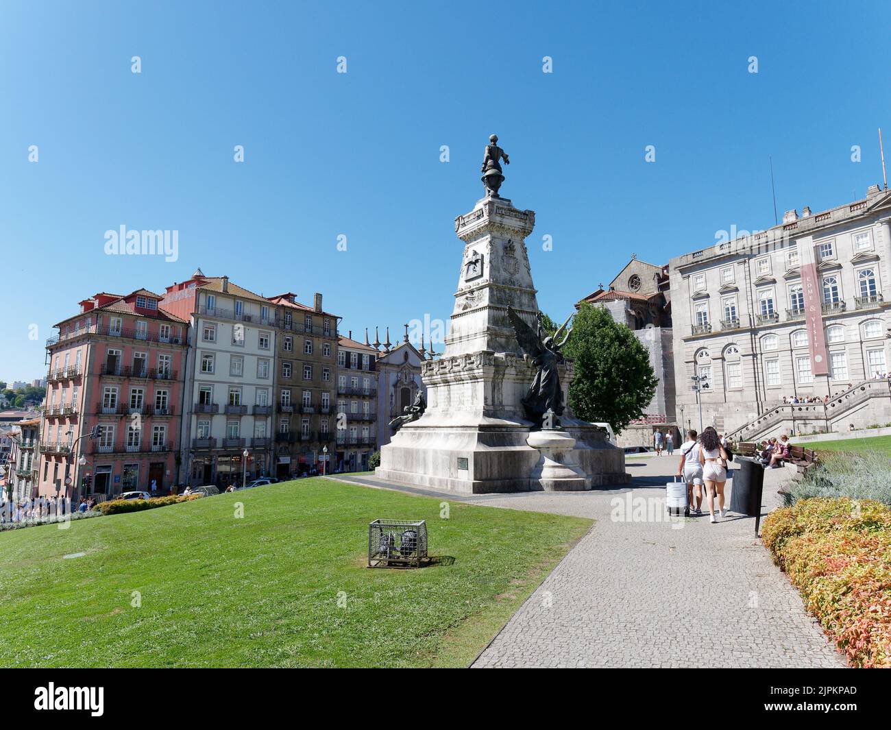 Monumento Infante Dom Henrique e Bolsa Palace a destra una vecchia borsa valori. Porto, Portogallo. Foto Stock